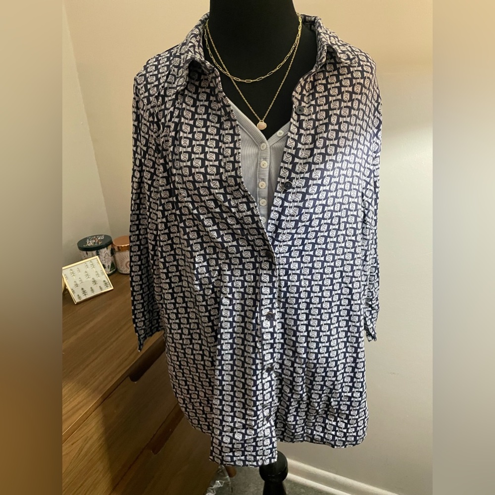 Great work blouse or weekend casual chain link button-up! - Picture 4 of 6